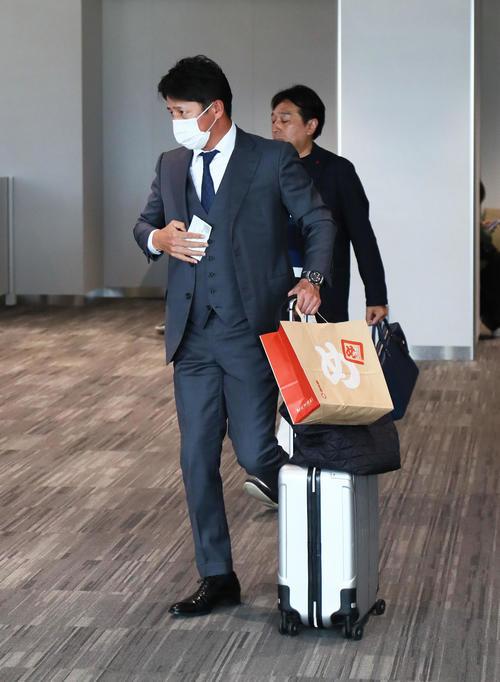 CS敗退から一夜明け、福岡土産を手に仙台へと移動する楽天平石監督（撮影・足立雅史）