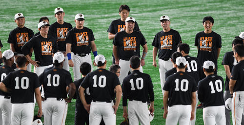 背番号10番のTシャツを着た巨人ナインと阿部（後方中央）（撮影・奥田泰也）