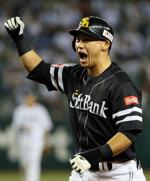 西武対ソフトバンク　8回表ソフトバンク2死一、三塁、長谷川勇は左前に同点適時打を放つち塁上で雄たけびをあげる（撮影・栗木一考）