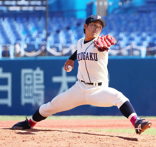 国学院大対中大　9回裏中大2死一、力投する国学院大・小玉（撮影・河田真司）