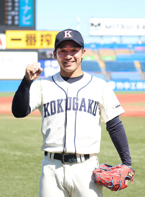 初完封勝利を収めガッツポーズで写真に納まる国学院大・小玉（撮影・河田真司）