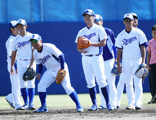 笑顔でノックを受ける吉見（右から2人目）ら中日ナイン（撮影・前岡正明）