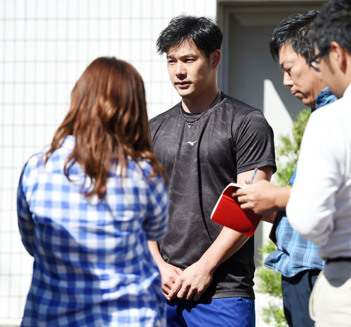 記者の囲み取材を受ける堂上（撮影・前岡正明）
