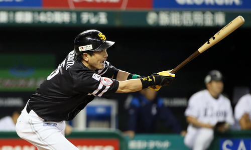 西武対ソフトバンク　1回表ソフトバンク1死一、三塁、松田宣は右中間へ先制2点適時二塁打を放つ（撮影・栗木一考）