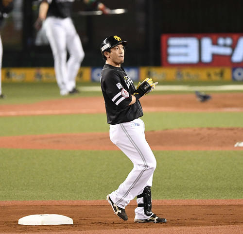 西武対ソフトバンク　1回表ソフトバンク2死一、二塁、先制の右2点適時二塁打を放った松田は手をたたく（撮影・鈴木みどり）