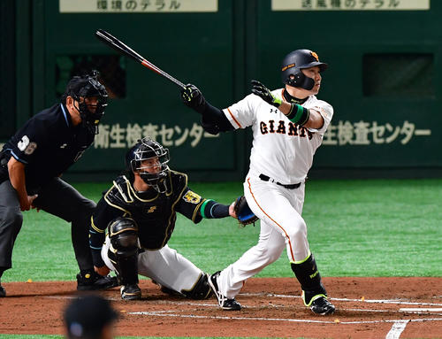 巨人対阪神　1回裏巨人2死、中越えの先制本塁打を放つ丸佳浩（撮影・清水貴仁）