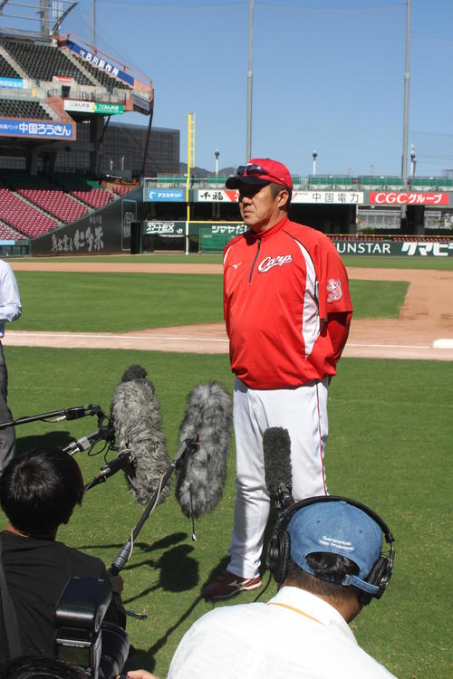 マツダスタジアムで取材に応じる佐々岡新監督（撮影・村野森）