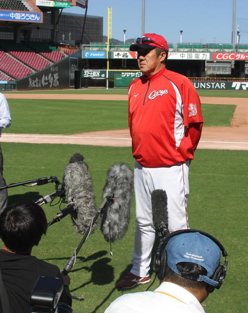 マツダスタジアムで取材に応じる佐々岡新監督（撮影・村野森）