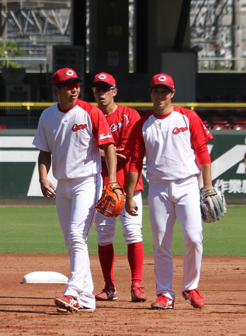 投手陣と野手陣が一体になってノックを受けた。左から野間、安部、野村
