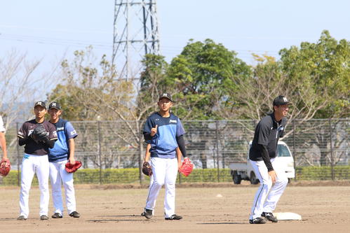 練習中に2アウトのポーズをする日本ハム柿木（撮影・田中彩友美）