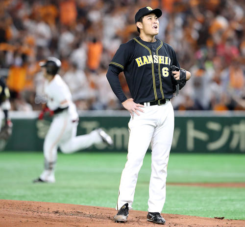 巨人対阪神　1回裏巨人2死、望月は岡本に左越え本塁打を浴びる（撮影・加藤哉）