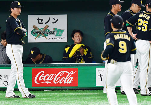 巨人対阪神　初回、いきなり失点しベンチで汗をぬぐう望月（撮影・清水貴仁）