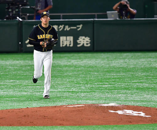 巨人対阪神　4回裏巨人、マウンドに向かう岩貞祐太（撮影・清水貴仁）