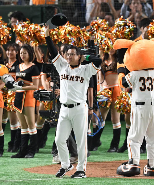 巨人対阪神　先勝した巨人原監督は歓声に応える（撮影・山崎安昭）
