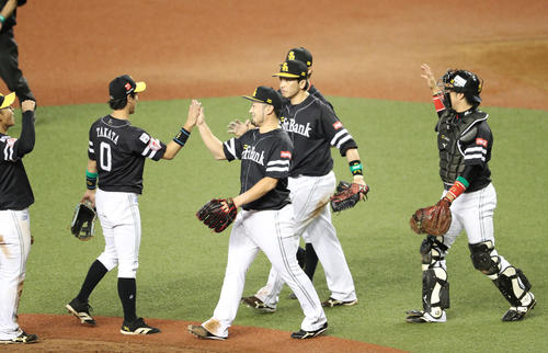 西武対ソフトバンク　初戦を制したソフトバンクナインはハイタッチをかわす（撮影・梅根麻紀）