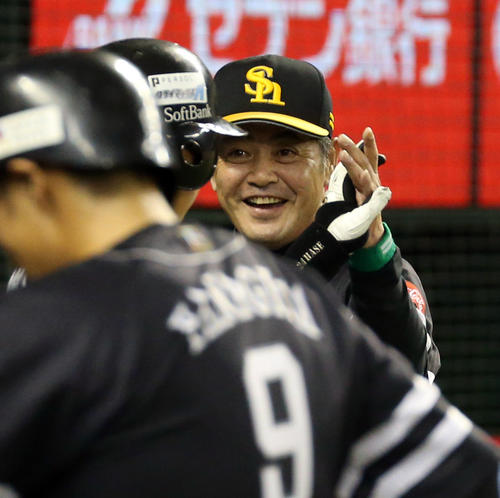 8回、同点打を放った長谷川勇（左）を出迎える工藤監督（撮影・栗木一考）
