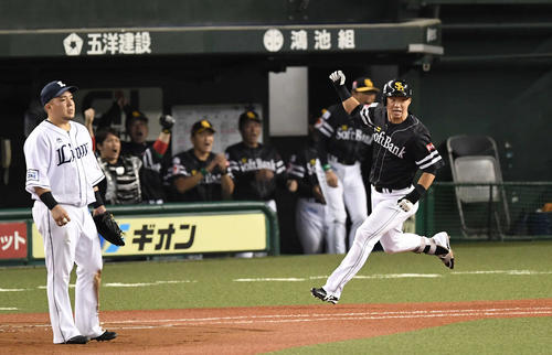 西武対ソフトバンク　8回表ソフトバンク2死一、三塁、左前適時打を放ちガッツポーズする代打長谷川（撮影・鈴木みどり）