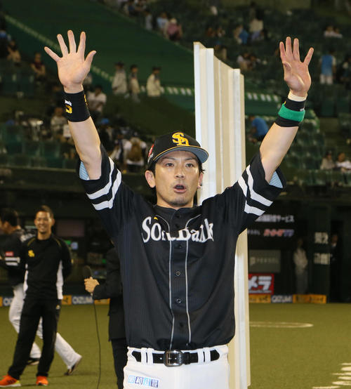 西武対ソフトバンク　ファンの声援に応える松田宣（撮影・栗木一考）