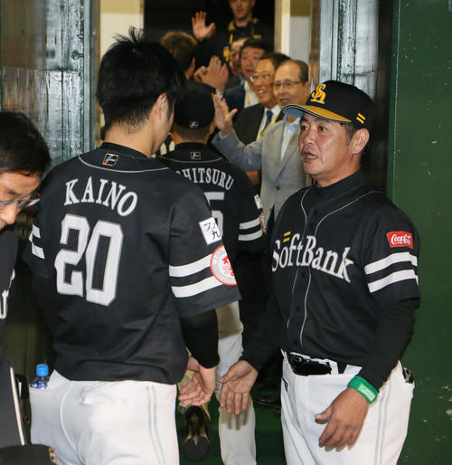 西武対ソフトバンク　甲斐野（左）を出迎える工藤監督（撮影・栗木一考）