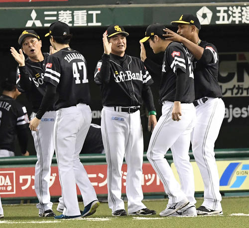 西武対ソフトバンク　西武に勝利し、甲斐野（右から2人目）をハイタッチで迎えるソフトバンク工藤監督（中央）（撮影・鈴木みどり）