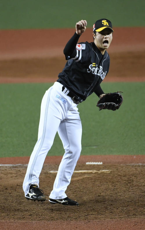 7回裏を無失点に抑えた甲斐野（撮影・今浪浩三）