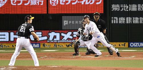 3回裏西武2死一、二塁、中2点適時三塁打を放つ外崎。投手和田（撮影・鈴木みどり）