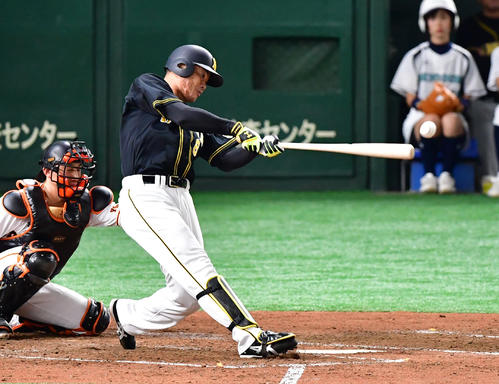 巨人対阪神　4回表阪神2死、右前打を放つ福留（撮影・清水貴仁）