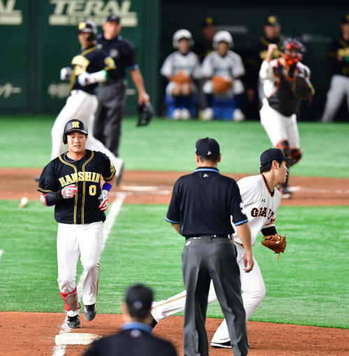 巨人対阪神　9回表阪神2死満塁、最後まで粘りをみせるも木浪聖也が三ゴロで試合終了となる（撮影・清水貴仁）