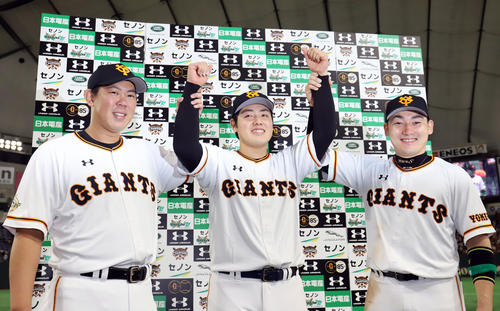 巨人対阪神　阪神に勝ちお立ち台で笑顔で写真に納まる巨人山口（左）、岡本（中央）、丸（撮影・垰建太）