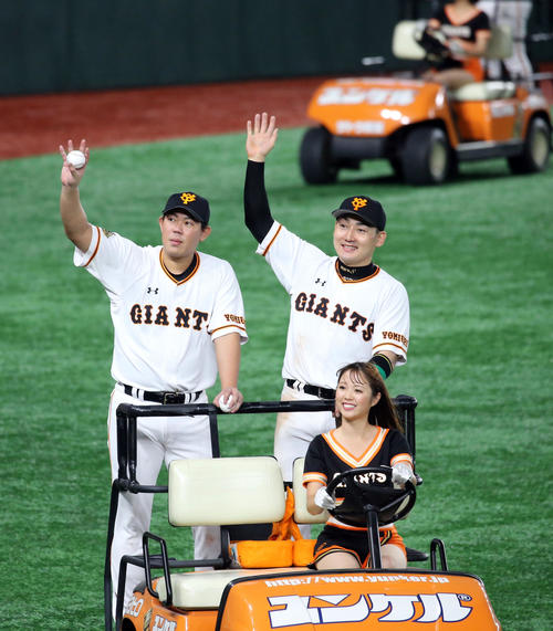 巨人対阪神　好投で勝利投手となった山口（左）と丸は笑顔で場内1周（撮影・浅見桂子）