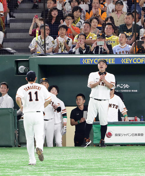巨人対阪神　8回表阪神1死一塁、降板となった山口（手前）を拍手で迎える阿部（撮影・浅見桂子）
