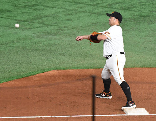 シートノックをうける阿部慎之助（撮影・奥田泰也）