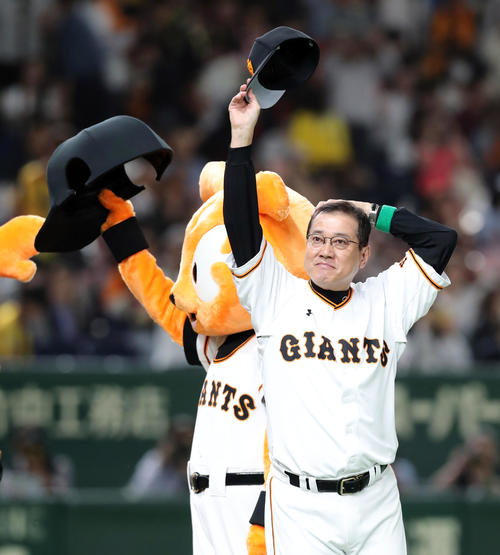巨人対阪神　阪神に勝ち笑顔でファンの声援に応える巨人原監督（撮影・垰建太）
