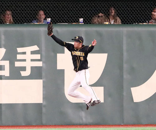 7回裏巨人1死、近本は亀井の飛球を好捕する（撮影・加藤哉）