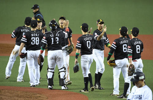 西武対ソフトバンク　初戦を勝利したソフトバンクナインはマウンドでハイタッチを交わす（撮影・今浪浩三）