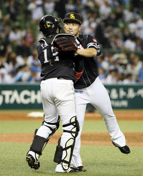 西武対ソフトバンク　高谷（左）と抱き合う森（撮影・栗木一考）
