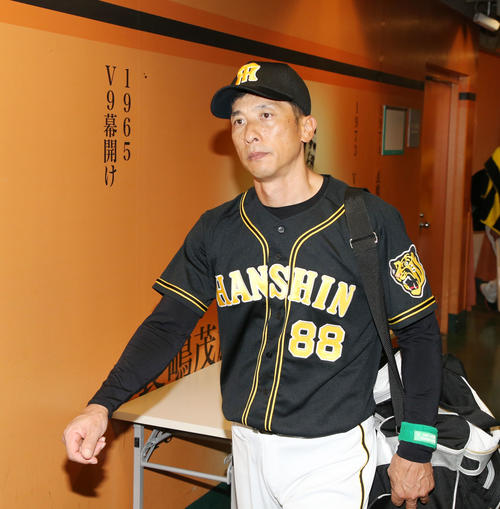 巨人対阪神　巨人に敗れ宿舎へ引き揚げる矢野監督（撮影・加藤哉）