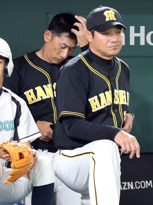 巨人対阪神　9回表阪神、さえない表情で頭をかく阪神矢野監督（左）（撮影・垰建太）