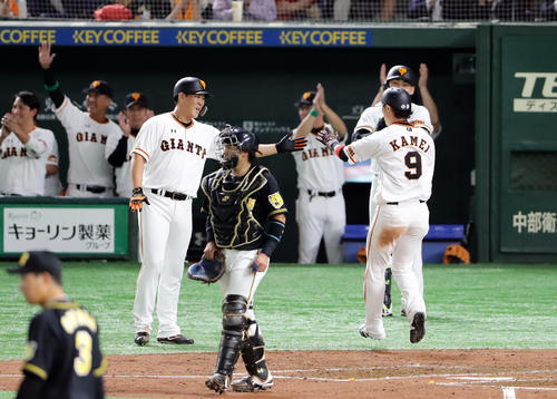 巨人対阪神　2回裏巨人2死二、三塁、坂本勇の2点適時打で生還した山口俊（左）は、5点目のホームを踏んだ亀井を笑顔のハイタッチで迎える（撮影・浅見桂子）