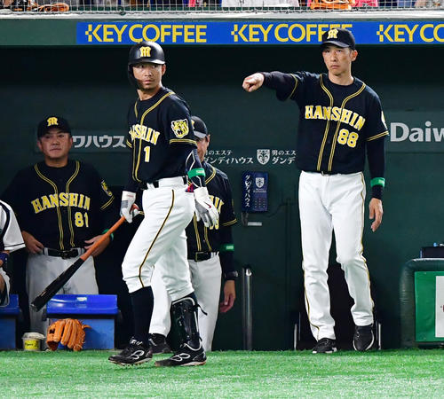 巨人対阪神　5回表阪神無死一塁、代打鳥谷（左）と告げる矢野監督（撮影・清水貴仁）