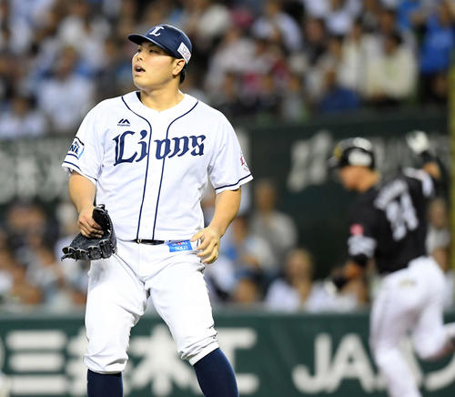 西武対ソフトバンク　8回表ソフトバンク2死一、三塁、代打長谷川に左前適時打を浴びる平良（撮影・たえ見朱実）
