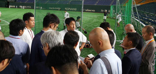 巨人対阪神　試合前、多くの記者の囲まれ質問に答える巨人宮本投手総合コーチ（撮影・垰建太）
