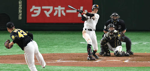 巨人対阪神　8回裏巨人2死三塁、若林は中前に適時打を放つ。投手守屋（撮影・山崎安昭）