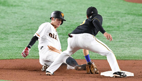 巨人対阪神　2回裏巨人2死一塁、若林（左）は二塁盗塁に失敗する。遊撃手木浪（撮影・山崎安昭）