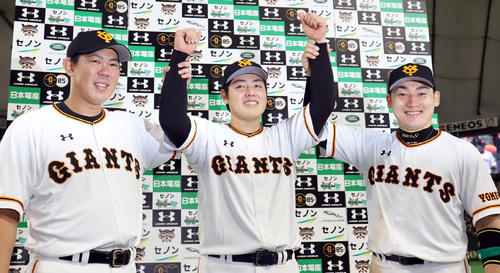 阪神に勝ちお立ち台で笑顔で写真に納まる巨人山口（左）、岡本（中央）、丸（撮影・垰建太）