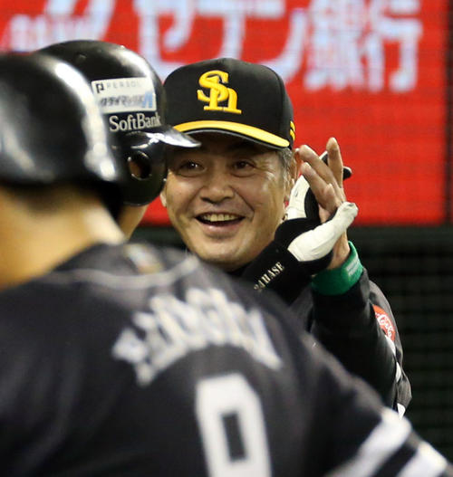 8回、同点打を放った長谷川勇（左）を出迎える工藤監督（撮影・栗木一考）