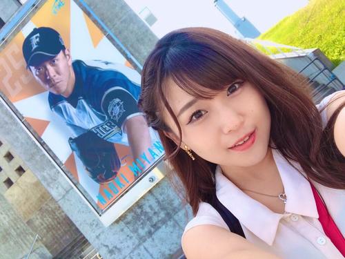宮西投手の柱の前でパチリ