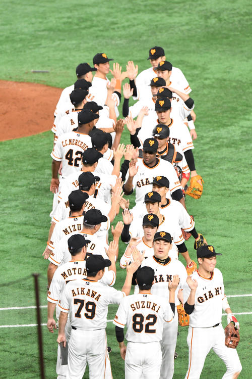 巨人対阪神　阪神に勝利しタッチを交わす巨人の選手（撮影・奥田泰也）