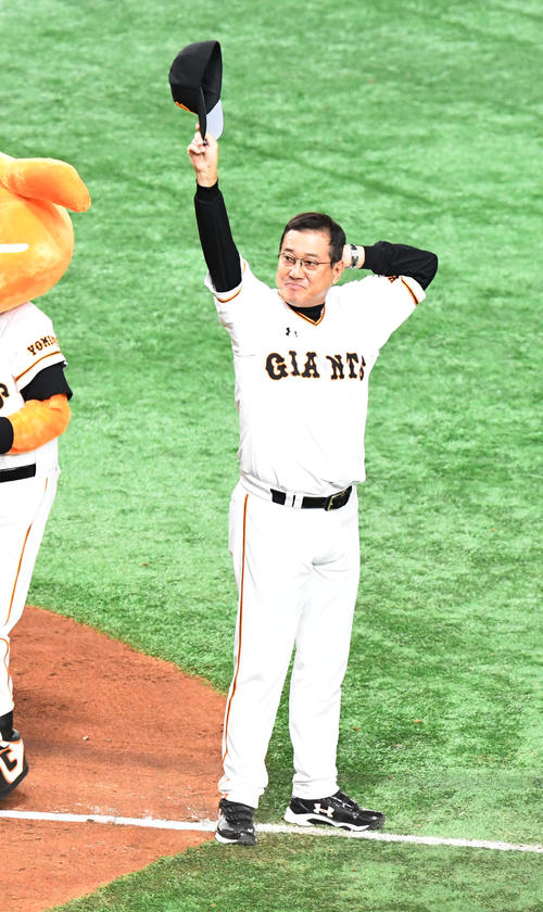 巨人対阪神　阪神に勝利しファンにあいさつする原監督（撮影・奥田泰也）