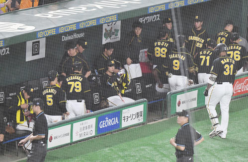 巨人対阪神　巨人に負け引き引き揚げる阪神の選手（撮影・奥田泰也）